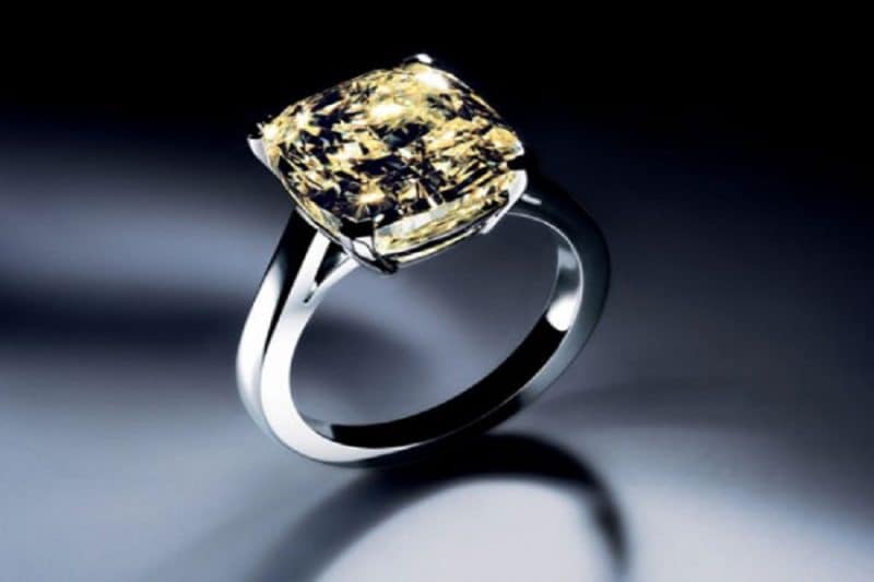 Giải đáp thắc mắc: Giá nhẫn đính hôn kim cương bao nhiêu tiền?