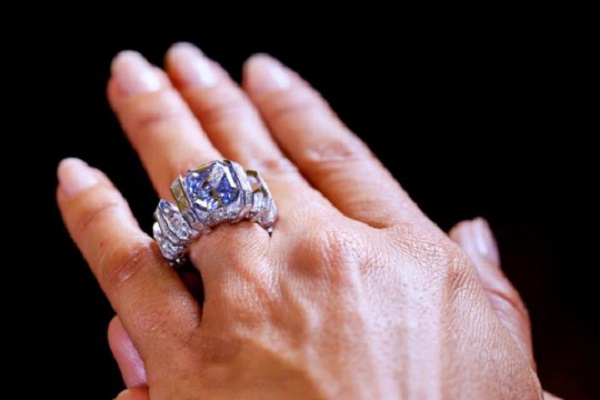 Nhẫn kim cương kiểu cổ điển