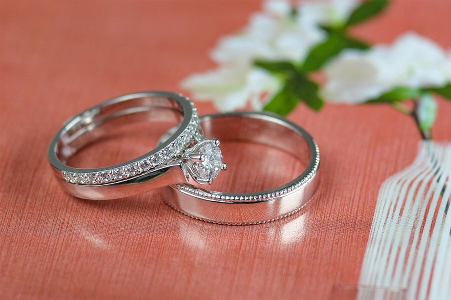 nhẫn cưới kim cương thiên nhiên
