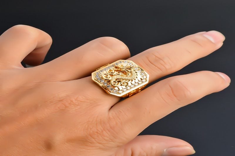 Những mẫu nhẫn vàng tây nam mặt đá được thiết kế tinh xảo