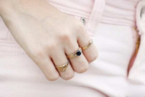 Nhẫn vàng nữ 18k được làm từ chất liệu vàng khá cứng và chắc chắn