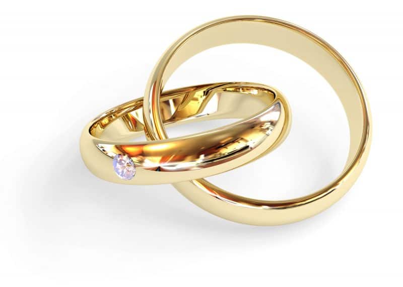 Nhẫn cưới vàng 24K là chất liệu vàng nguyên chất, giá trị của chất liệu vàng này sẽ cao hơn