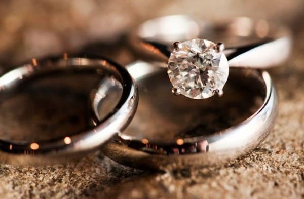 Mẫu nhẫn cưới kim cương kiểu cổ điển